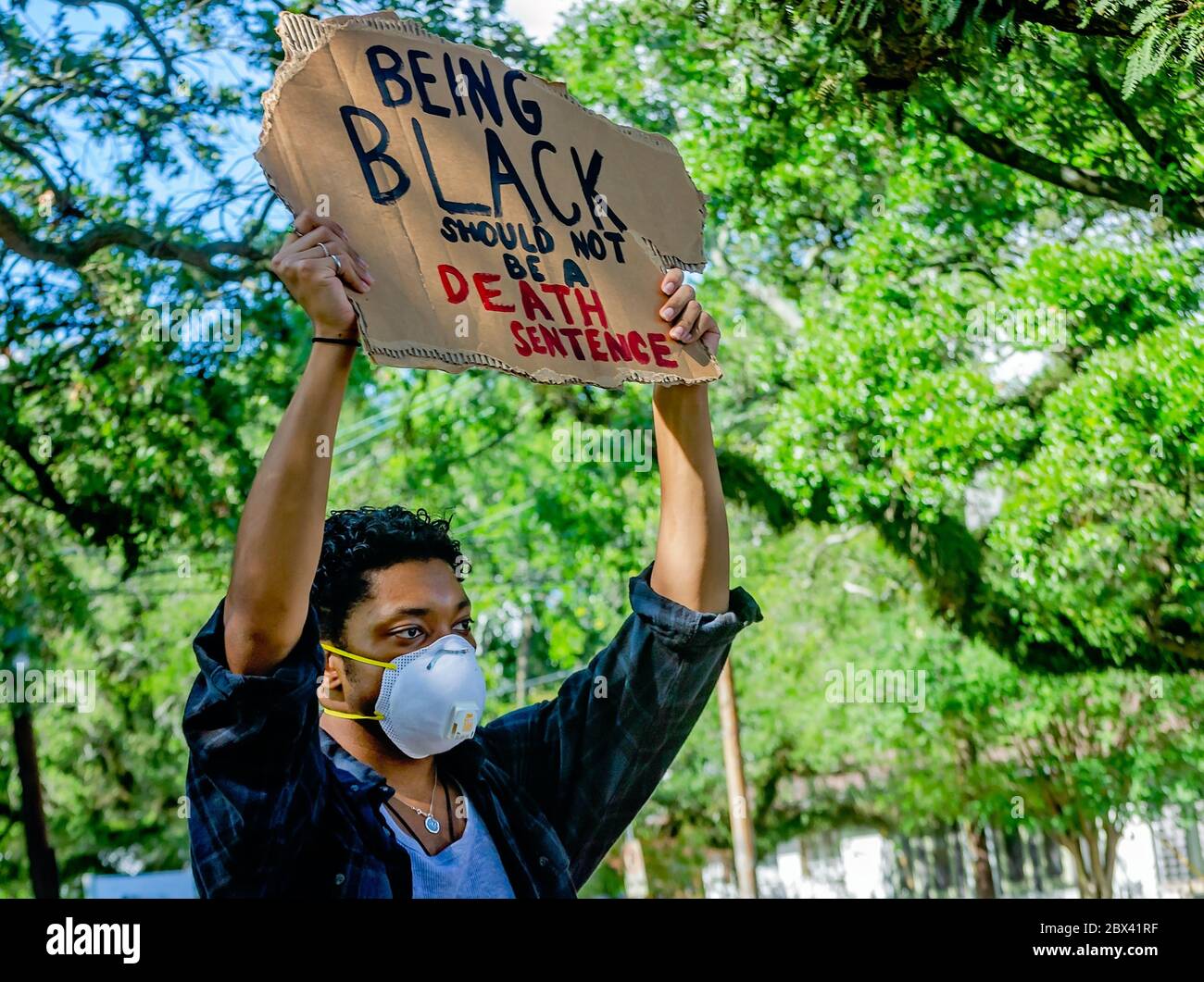 Un protestore tiene un segno mentre ad una protesta contro la brutalità della polizia, 4 giugno 2020, a Memorial Park a Mobile, Alabama. Foto Stock