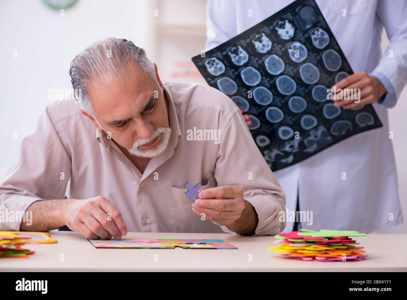 Medico e paziente che soffre della malattia di Alzheimer Foto Stock