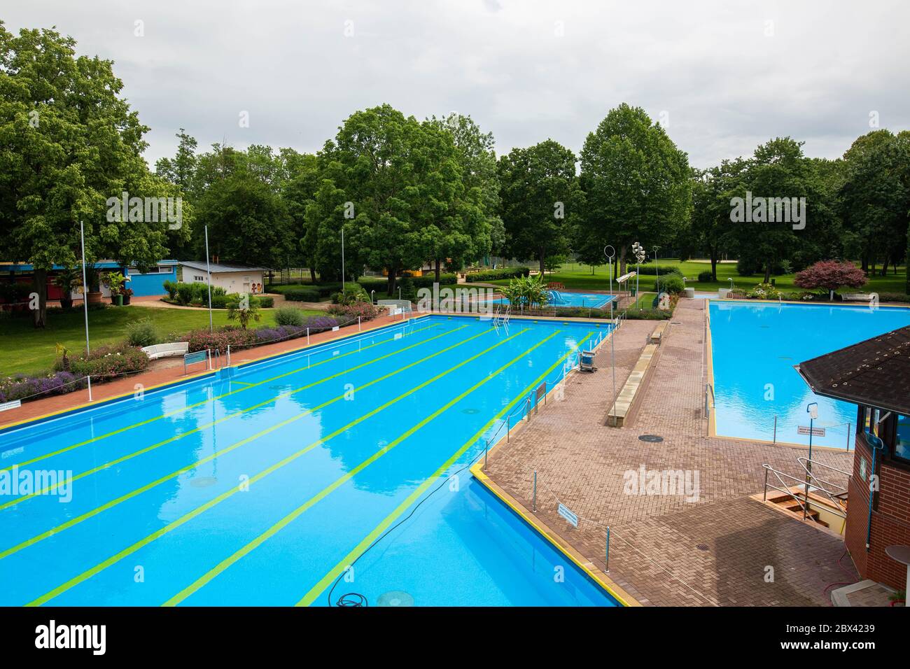 Breisach am Rhein, Germania. 04giugno 2020. La piscina e le aree solarium della piscina forestale sono deserte. Molte piscine all'aperto del Baden-Württemberg si preparano per l'apertura dopo l'inizio della stagione, che è stata ritardata dalla pandemia di Corona. Tuttavia, alcune piscine non apriranno quest'anno a causa di motivi finanziari o di problemi di salute. Credit: Philippe von Ditfurth/dpa/Alamy Live News Foto Stock