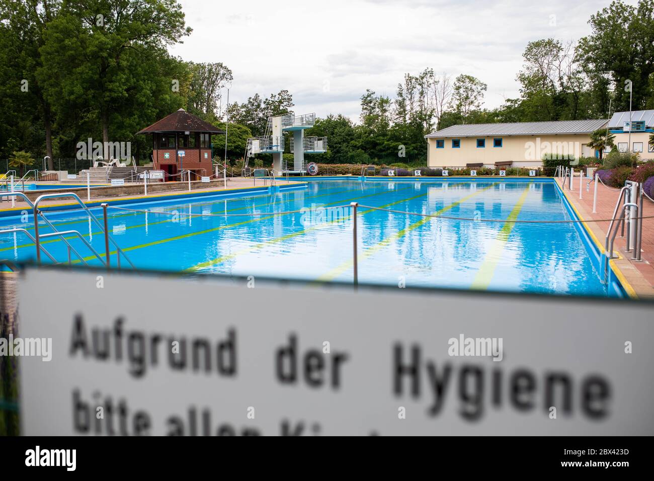 Breisach am Rhein, Germania. 04giugno 2020. La piscina e le aree solarium della piscina forestale sono deserte. Molte piscine all'aperto del Baden-Württemberg si preparano per l'apertura dopo l'inizio della stagione, che è stata ritardata dalla pandemia di Corona. Tuttavia, alcune piscine non apriranno quest'anno a causa di motivi finanziari o di problemi di salute. Credit: Philippe von Ditfurth/dpa/Alamy Live News Foto Stock