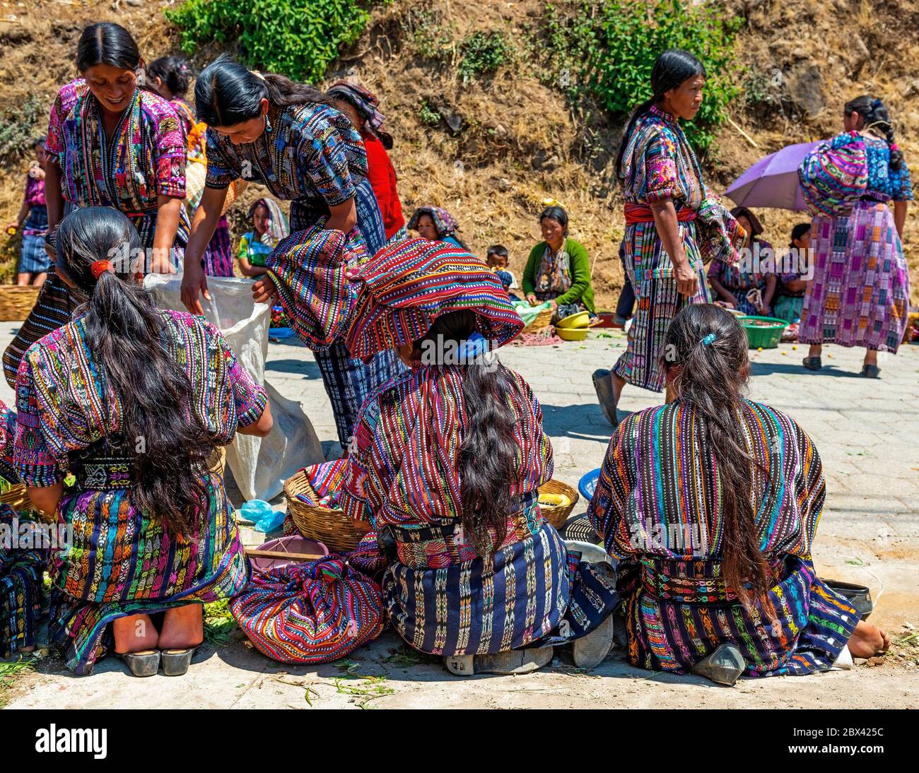 Donne indigene guatemalteche in abbigliamento tradizionale che vendono prodotti sul mercato locale di Solola vicino Panajachel, lago Atitlan, Guatemala. Foto Stock