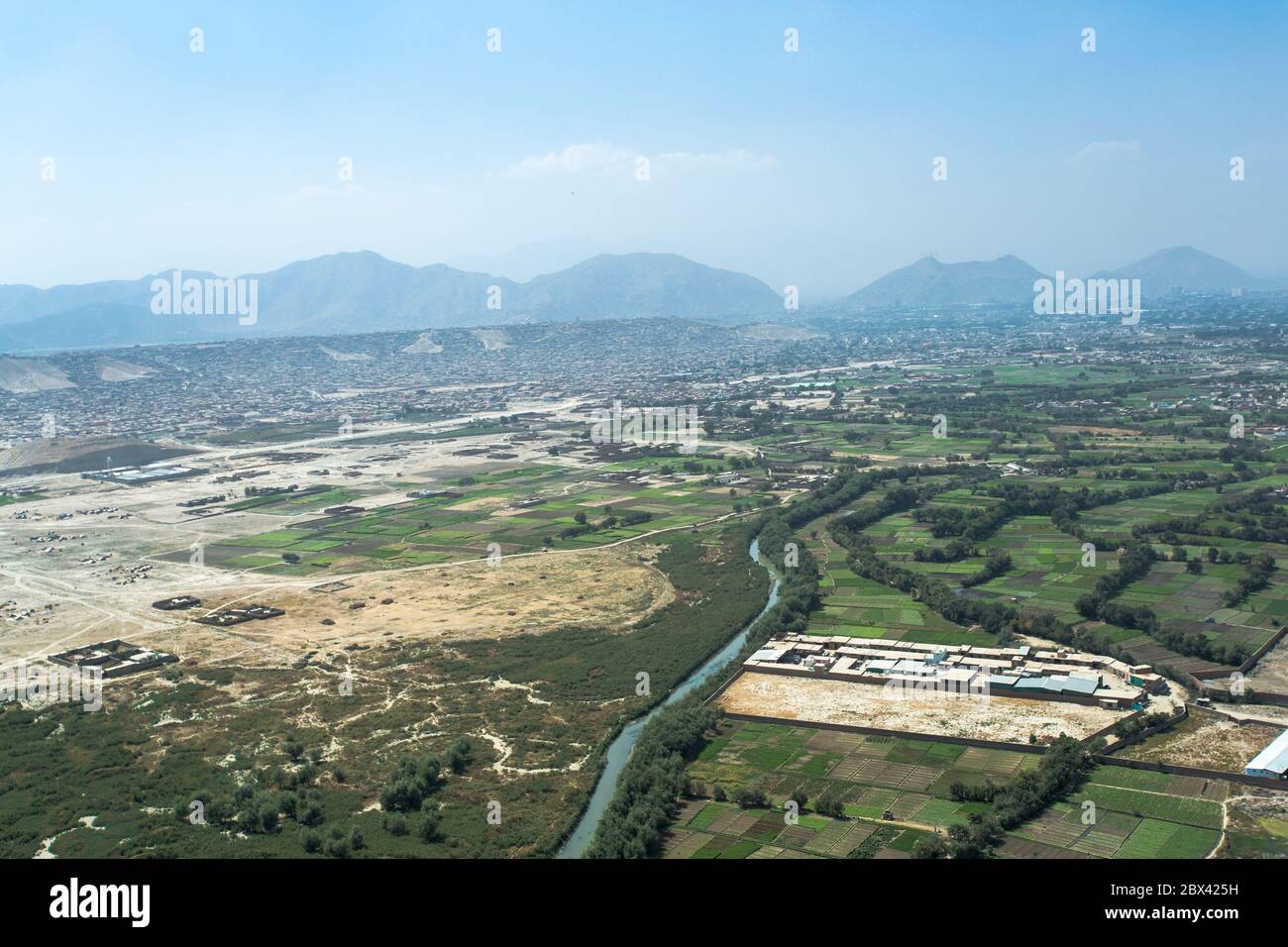 Agricoltura e fiume nella parte orientale di Kabul Afghanistan Foto Stock
