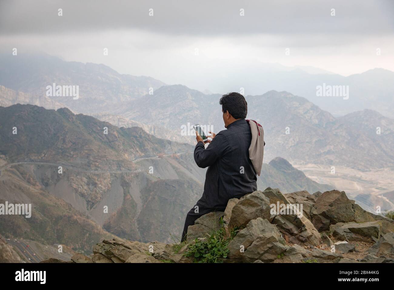 L'uomo Saudita che guarda la bellezza della natura nelle montagne di al-Hada Taif, Arabia Saudita 2019 Foto Stock