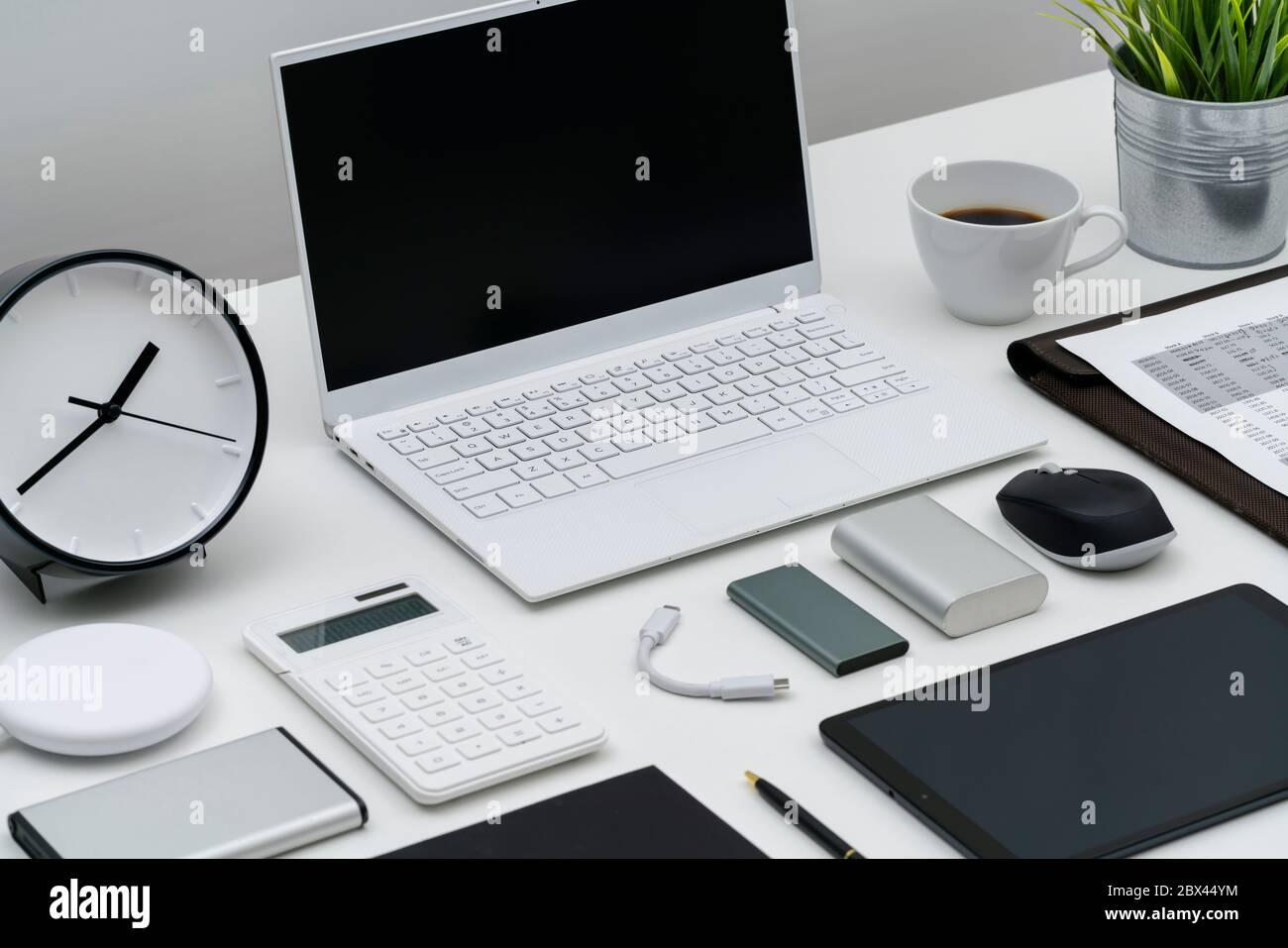 Disposizione piatta di desktop e gadget per ufficio Foto Stock