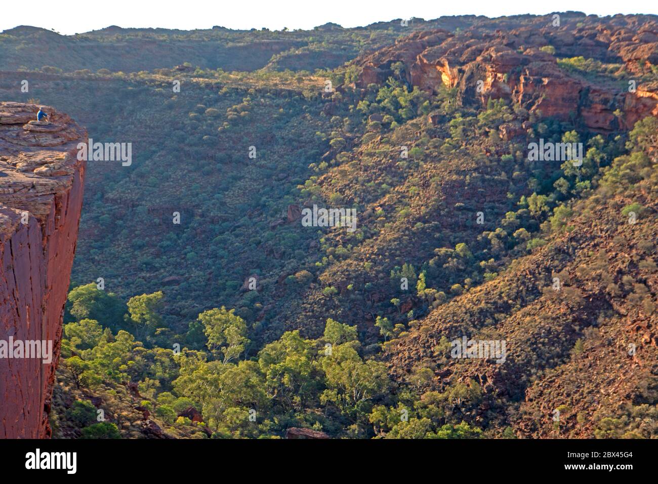 Uomo seduto sul bordo della scogliera al Kings Canyon Foto Stock