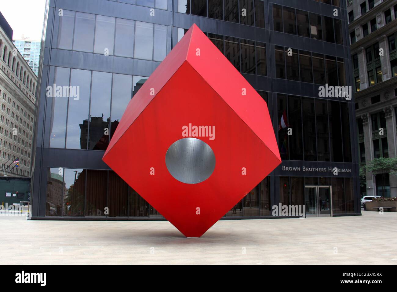 Red Cube, iconica scultura di strada di Isamu Noguchi, a 140 Broadway a Lower Manhattan, New York, NY, USA Foto Stock