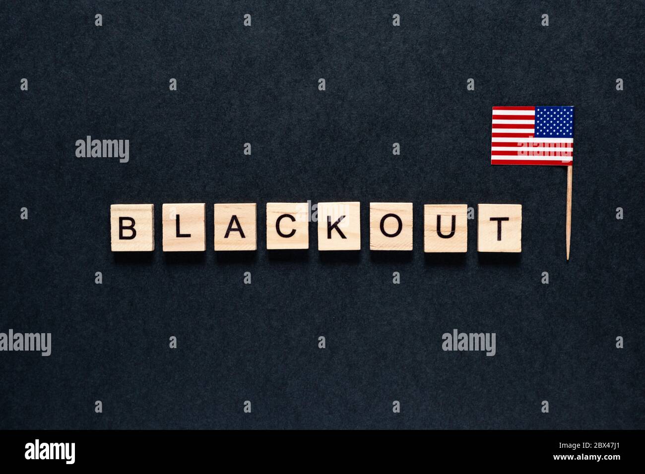 Iscrizione blackout su sfondo nero. Black Lives Matter, blackout martedì 2020 concetto. Blackout negli Stati Uniti. Proteste. Disordini. Bandiera americana. Foto Stock