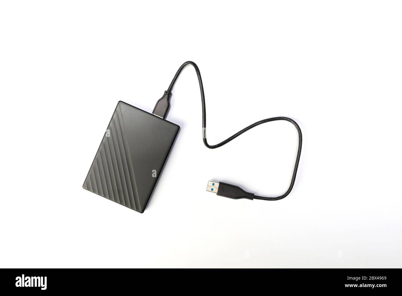 Disco rigido o HDD su sfondo bianco. Disco rigido esterno per la memorizzazione della memoria con cavo. flat lay Foto Stock