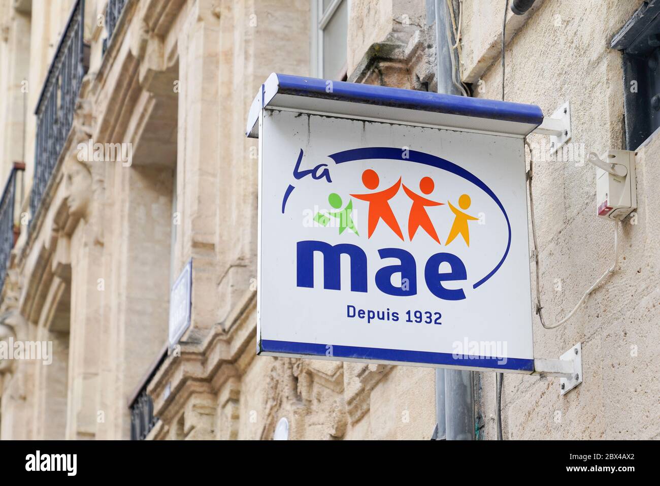 Bordeaux , Aquitaine / Francia - 06 01 2020 : simbolo di un negozio di logo mae di un'assicurazione multinazionale francese in un edificio di uffici a muro Foto Stock