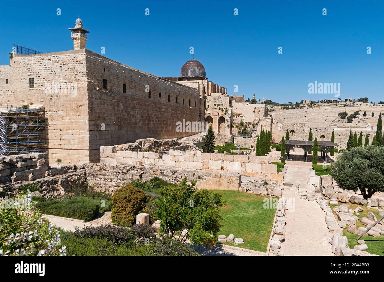 La moschea di al aqsa e il minareto al fakhria dominano la parete meridionale del monte sacro del tempio a Gerusalemme con il monte degli Ulivi sullo sfondo Foto Stock
