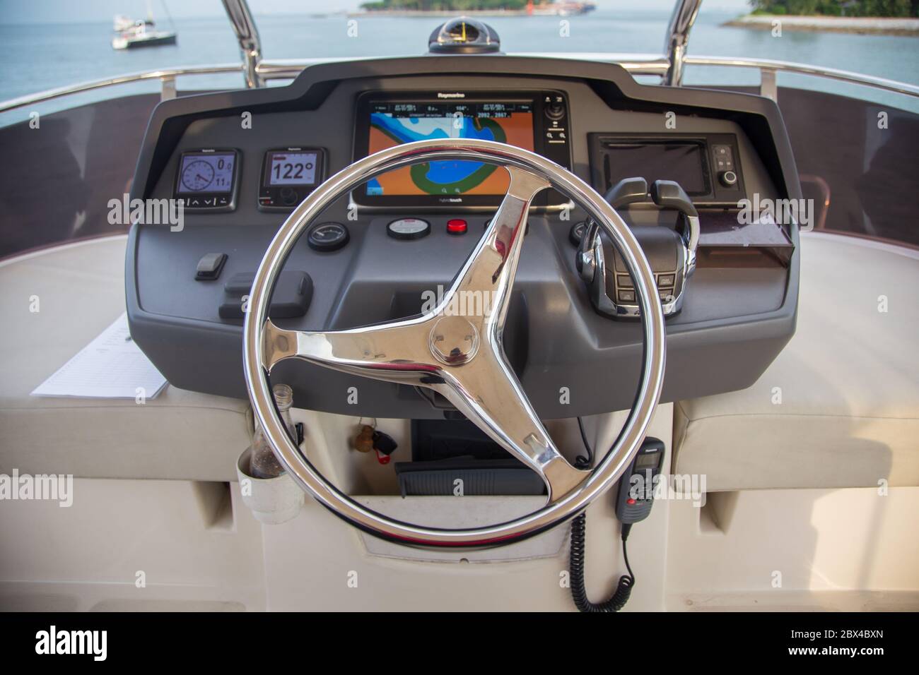 KEPPEL BAY, SINGAPORE-CIRCA LUGLIO, 2017 : un controller interno principale di yacht privato di lusso Foto Stock