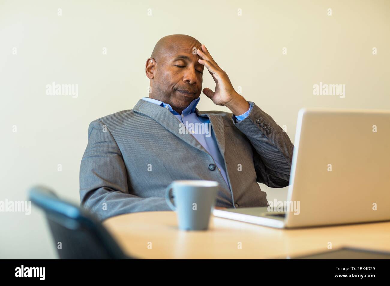 African American uomo avente un difficile momento di lavoro. Foto Stock