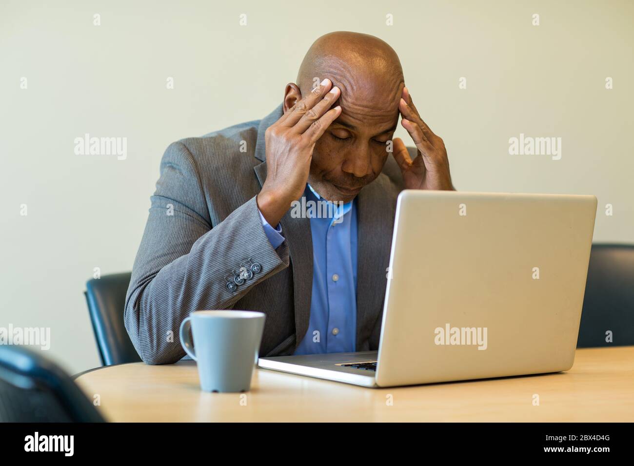 African American uomo avente un difficile momento di lavoro. Foto Stock