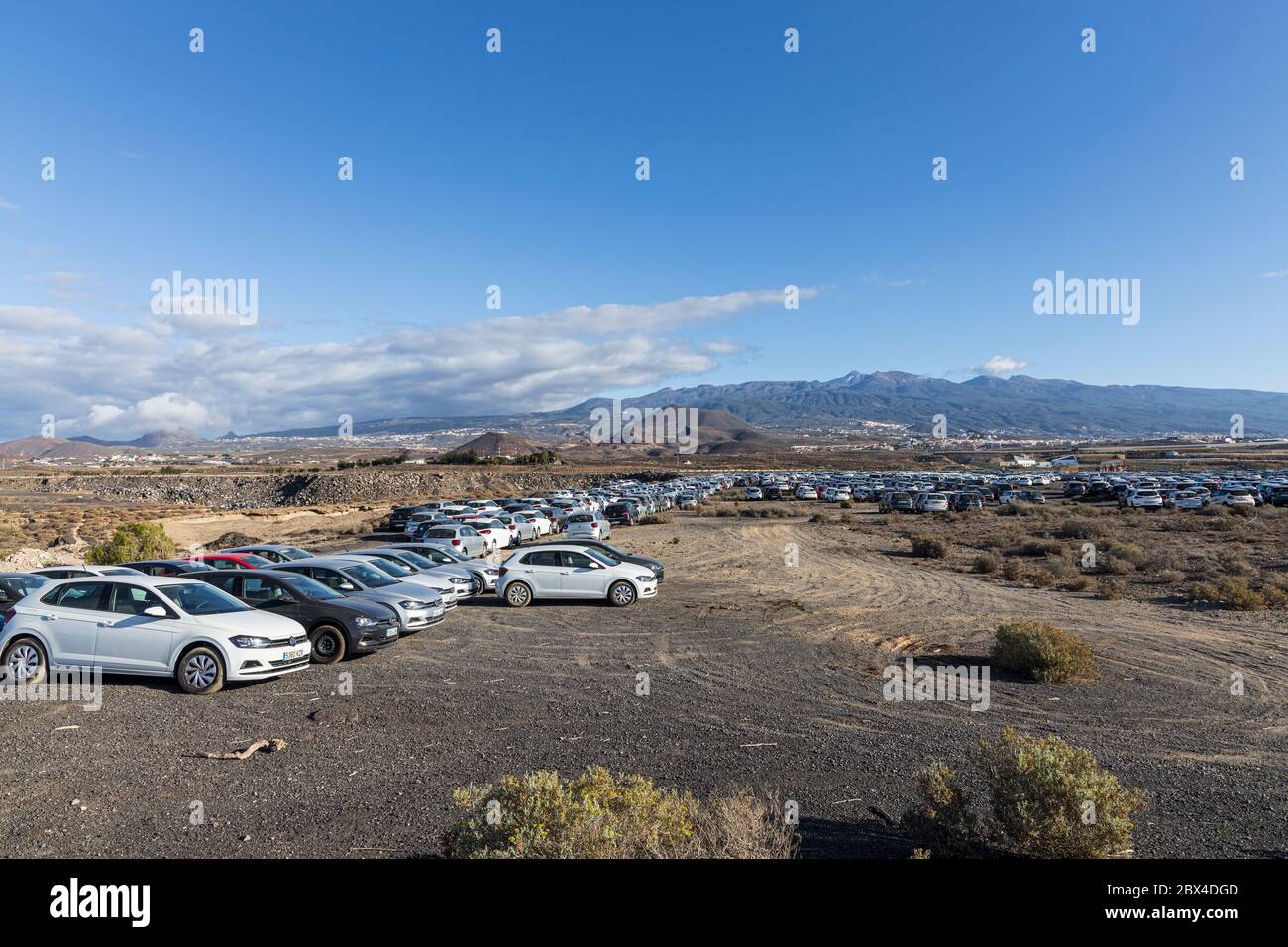 Migliaia di auto a noleggio inutilizzate sono parcheggiate in deposito temporaneo a causa degli effetti del turismo zero e nessun turista che viene sull'isola. La ren Foto Stock