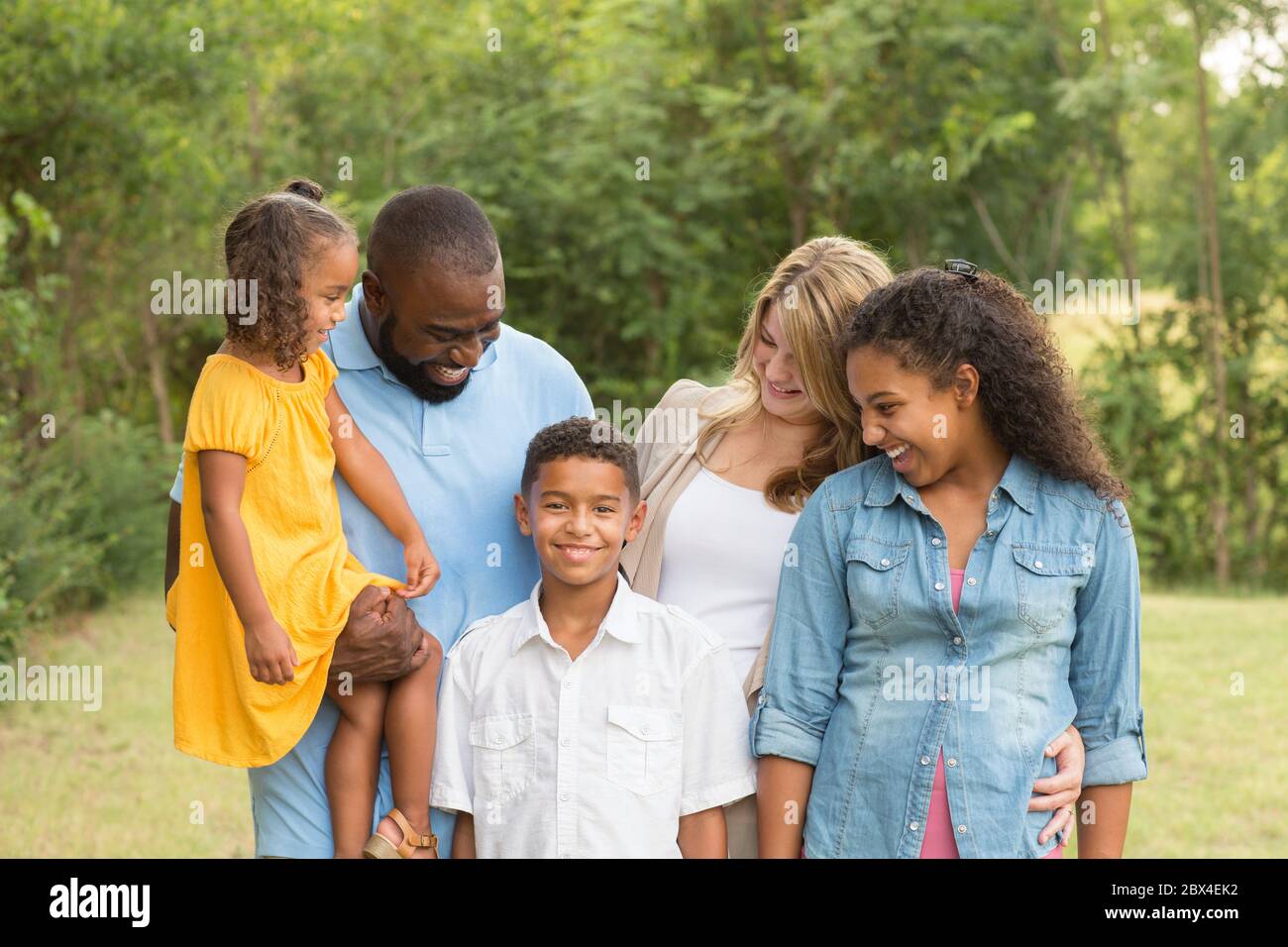Ritratto di un multi etnico ridere di famiglia. Foto Stock