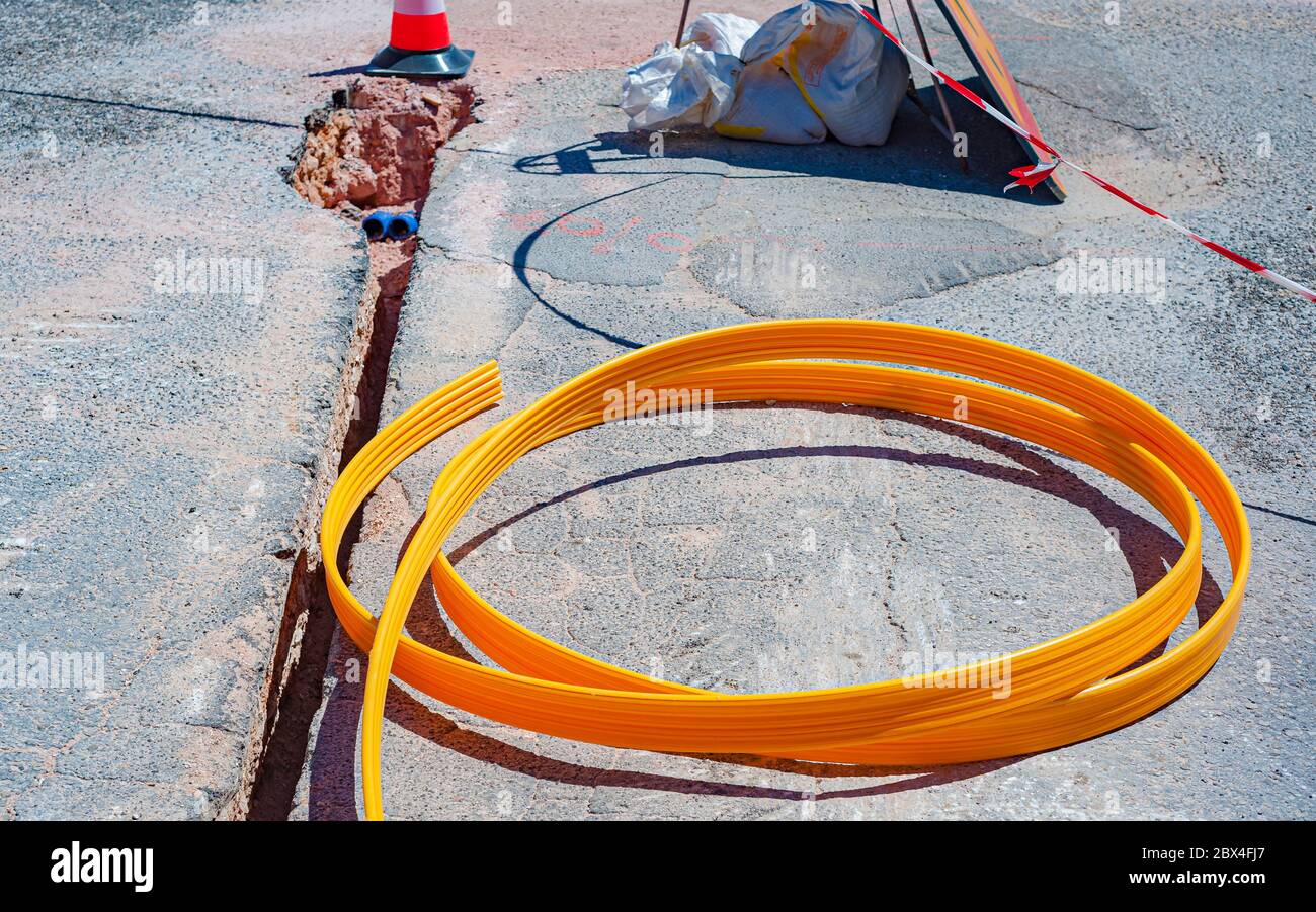 Lavori stradali per l'installazione di cavi in fibra ottica per la  telematica AD ALTA VELOCITÀ per le telecomunicazioni Foto stock - Alamy