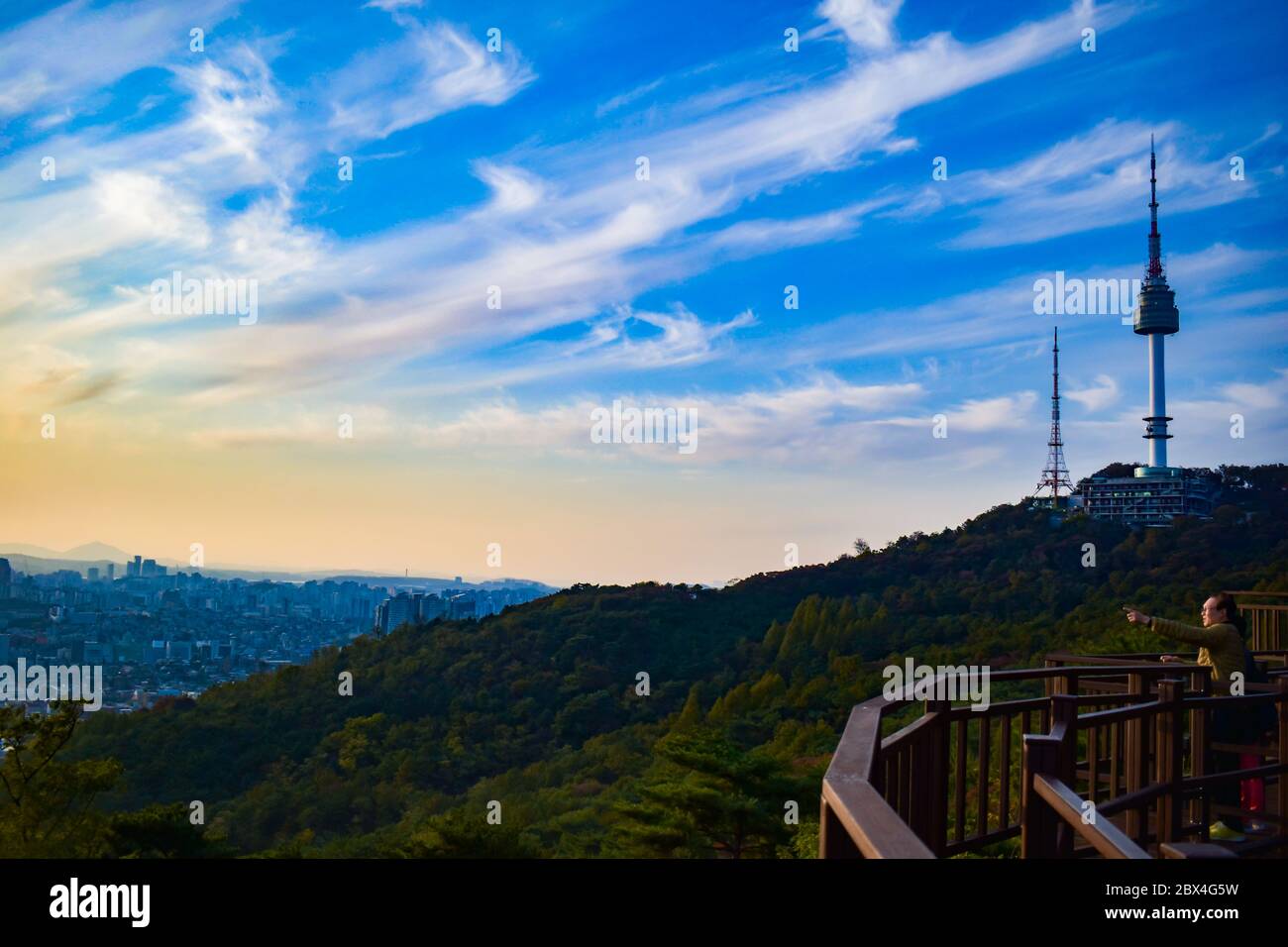 Foto autunnale di prima sera della Torre Namsan a Seoul, chiamata anche Torre N. Foto Stock