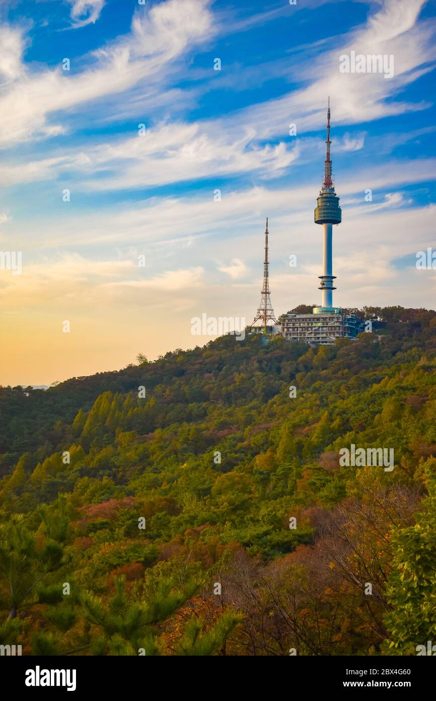 Foto autunnale di prima sera della Torre Namsan a Seoul, chiamata anche Torre N. Foto Stock