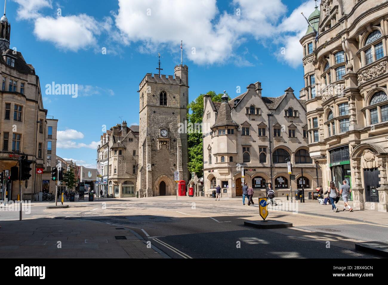 Carfax e Carfax Tower Oxford in una giornata di sole. Nessun veicolo e poche persone durante Covid-19 Foto Stock