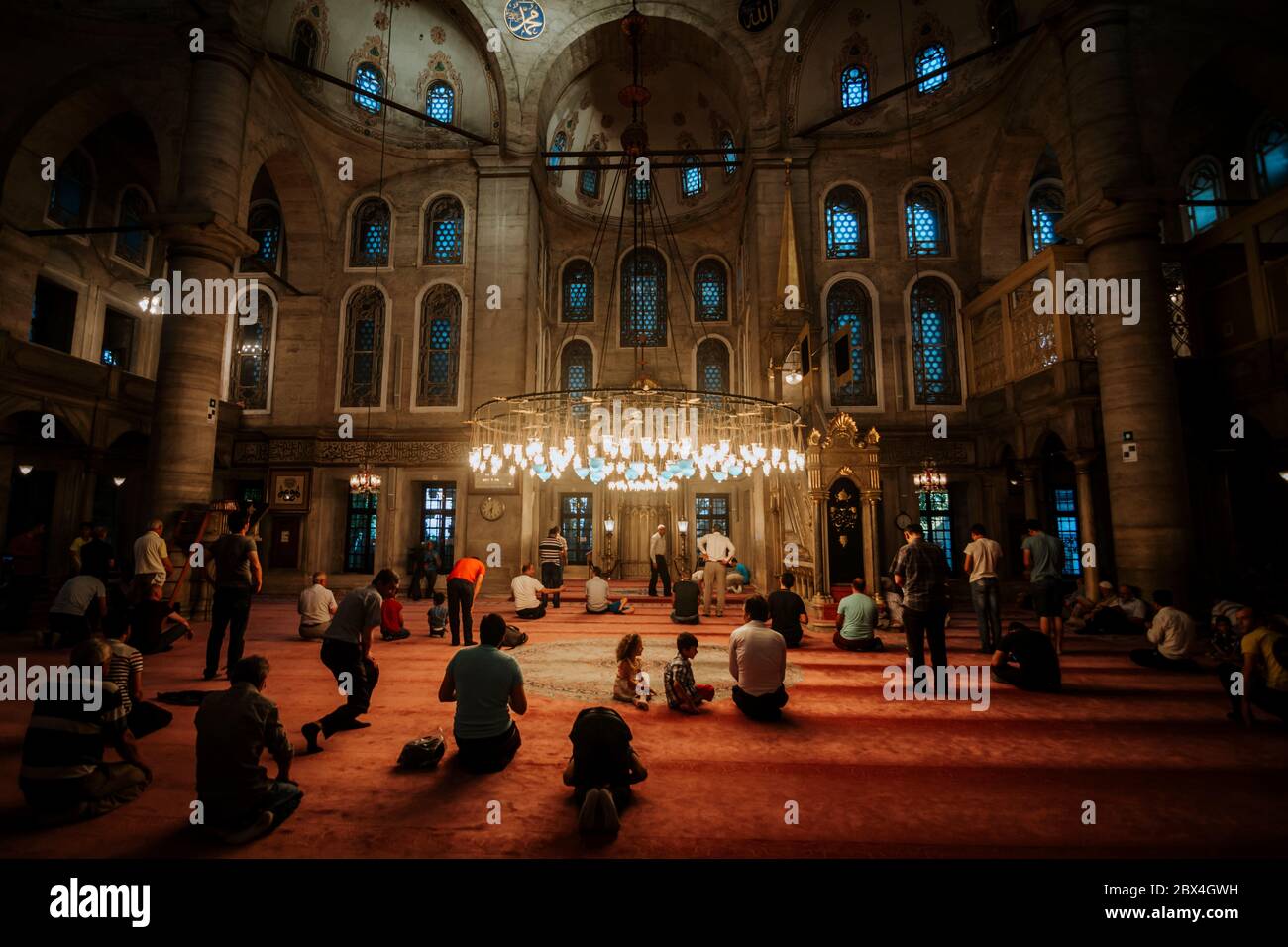 Vista interna della Moschea del Mausoleo del Sultano Eyup. Molte persone pregano. Moschea di Istanbul. Turchia Foto Stock