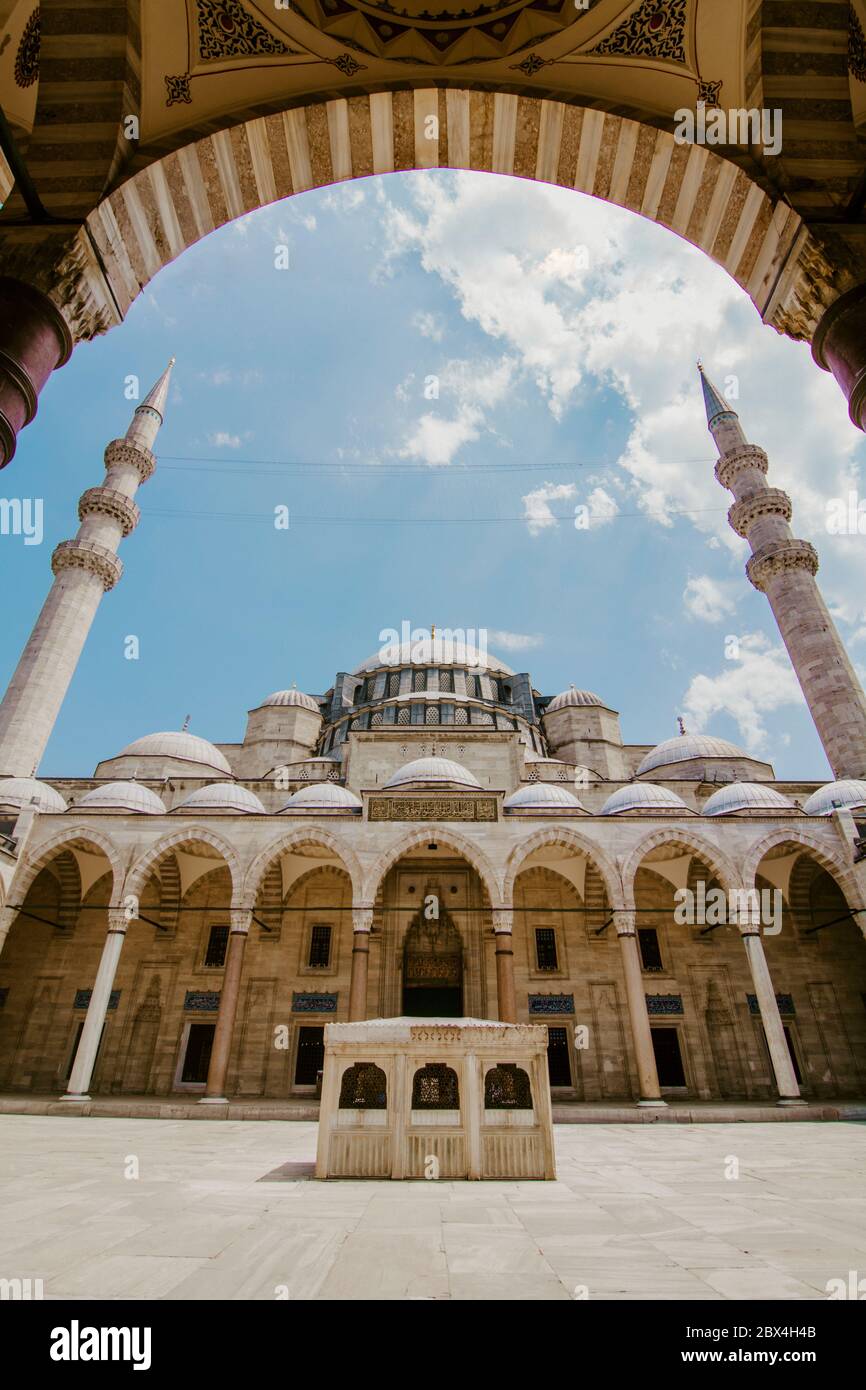 Cortile della Moschea di Selimiye a Edirne, Turchia. La moschea è patrimonio dell'umanità dell'UNESCO. La moschea fu commissionata dal sultano Selim II, ed era b Foto Stock