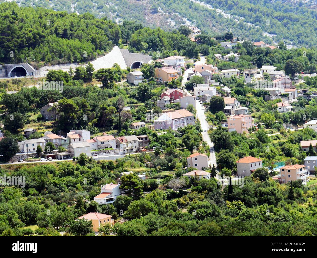 Villaggi sotto la strada costiera croata vicino Spalato, Croazia. Foto Stock