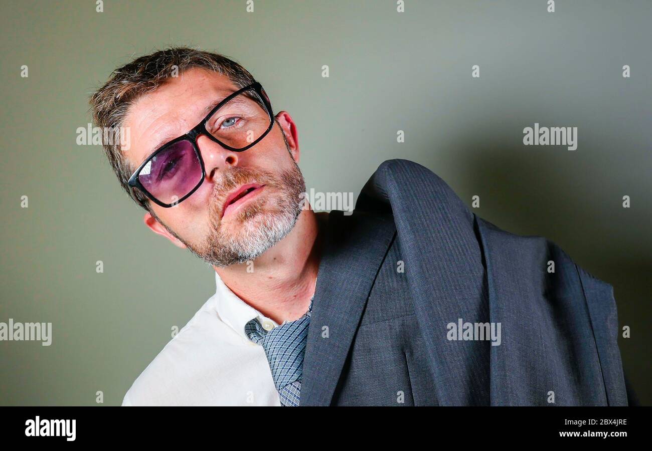 ritratto divertente di 40s strano e sprecato uomo d'affari in costume e  cravatta che indossa ridicolo grande vetri rotti nerdy posa esausto  sensazione di un perdente è Foto stock - Alamy