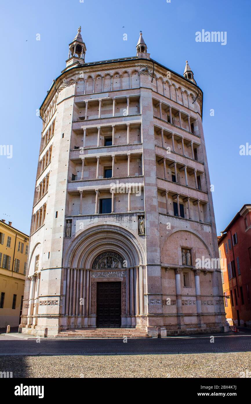 Vista sul Battistero di Parma, Piazza del Duomo, Emilia-Romagna Foto Stock