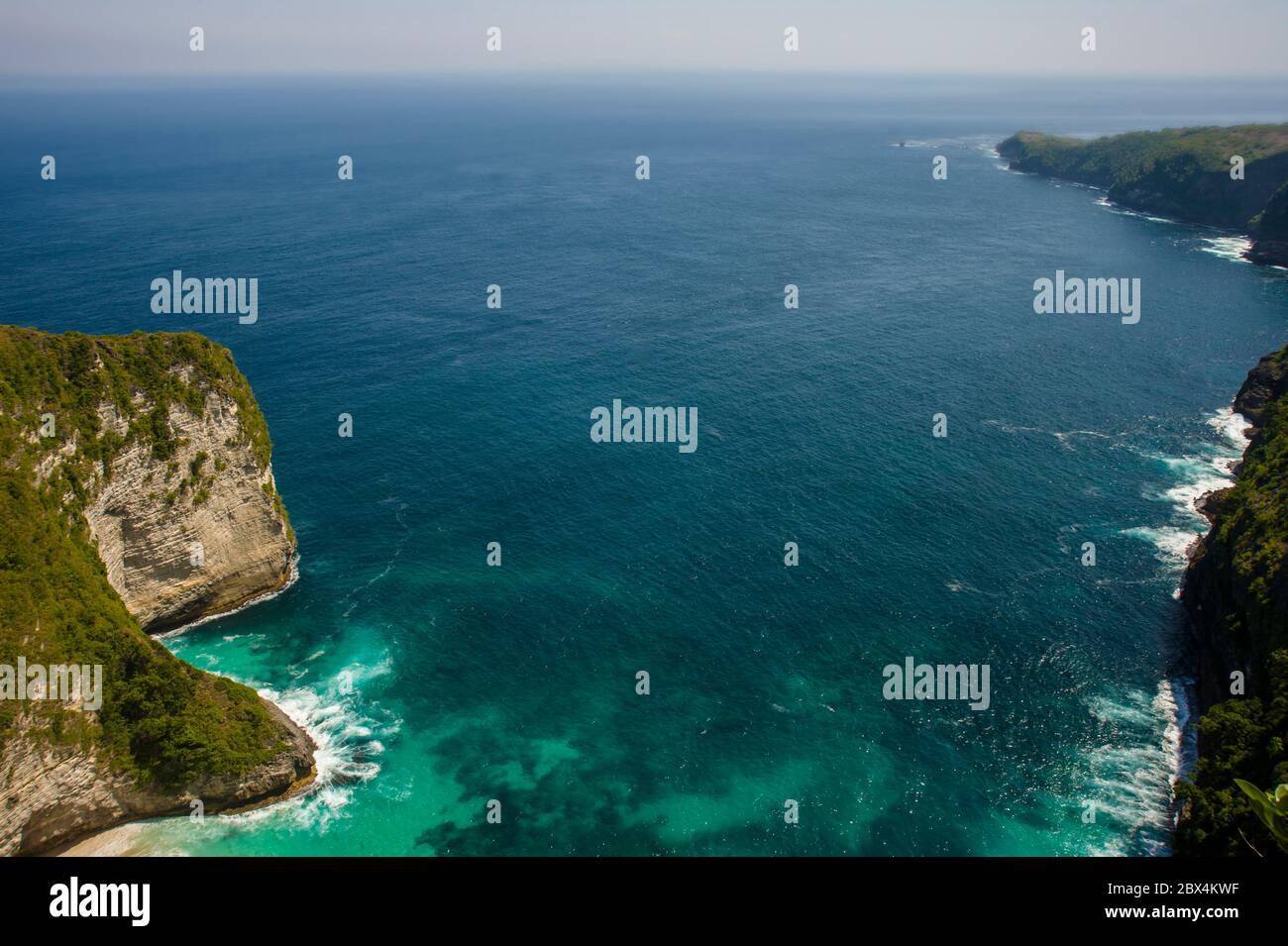 Vista panoramica della costa sull'isola paradisiaca asiatica con splendide acque turchesi circondate da scogliere rocciose e vegetazione verde in holida Foto Stock