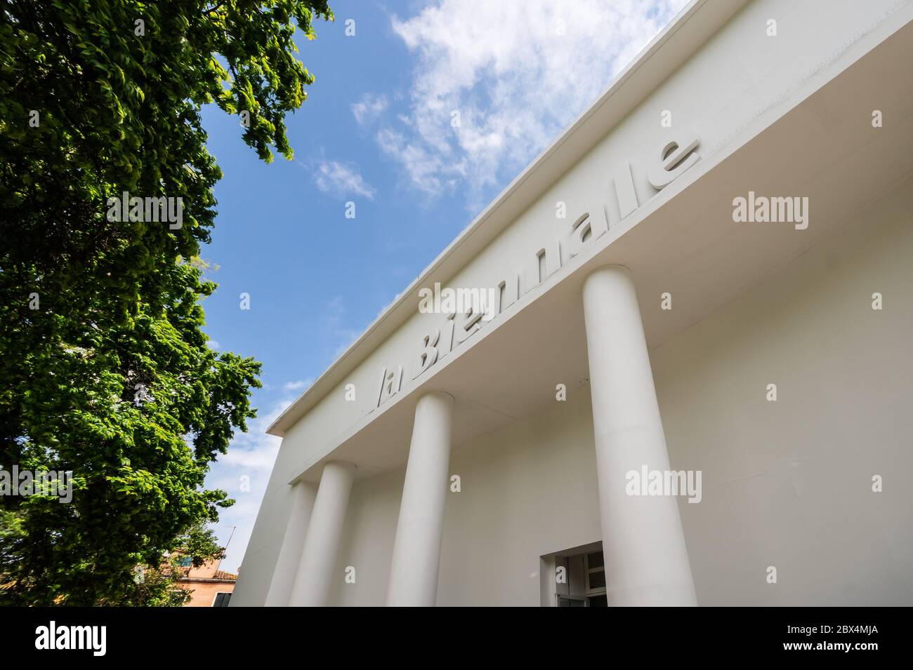 Biennale Venezia / Arte Biennale d'Arte Venezia 2019, la facciata centrale del padiglione Giardini con l'installazione del tetto pensante Head di Lara Favaretto Foto Stock
