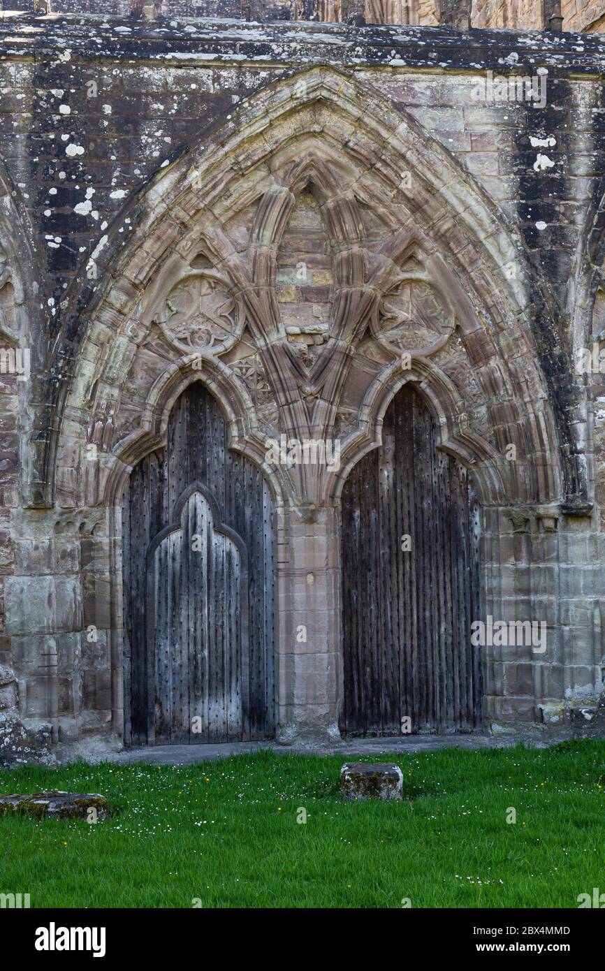 Porte e archi gotici, Tintern Abbey, Tintern, Monboccuthshire, Galles, Regno Unito Foto Stock