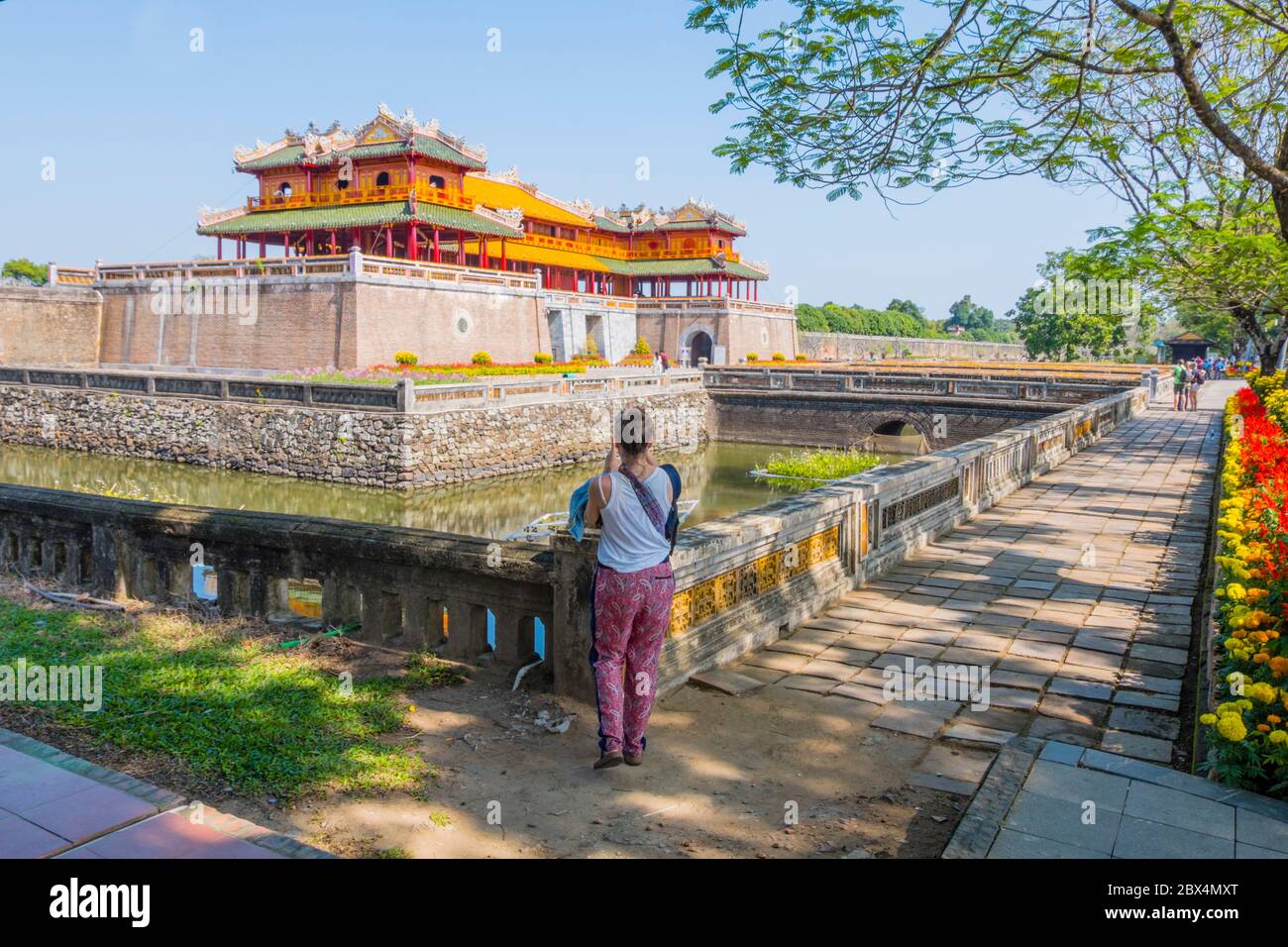 Donna occidentale turista scattare una foto di ONG Mon Gate, Imperial City, Hue, Vietnam Foto Stock
