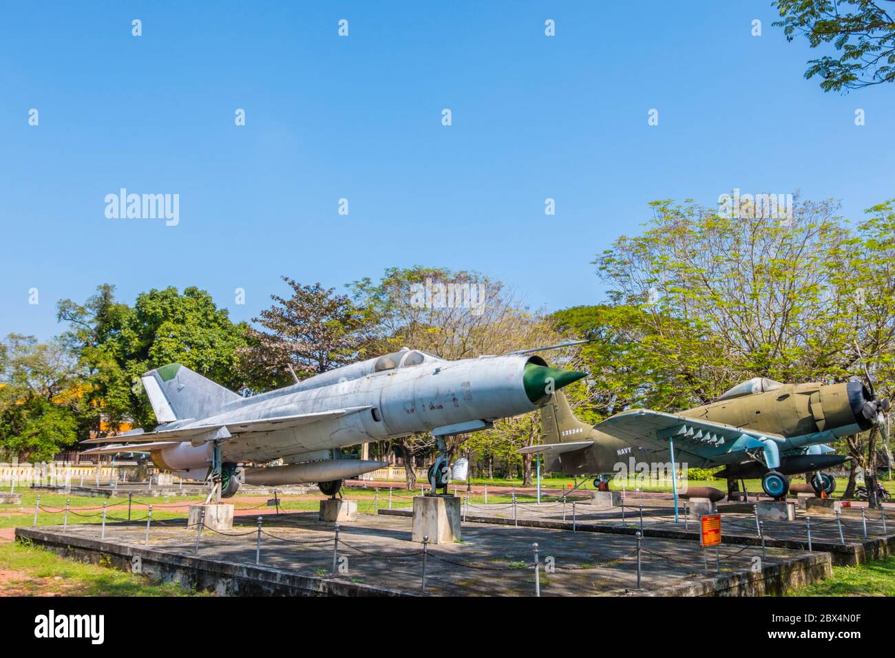 L'aereo a reazione MIG-21 utilizzato dall'esercito della resistenza vietnamita e dall'aereo statunitense ad-6 in background, il Thua Thien Hue History Museum, il museo della guerra di Hue, Hue, Vietnam Foto Stock