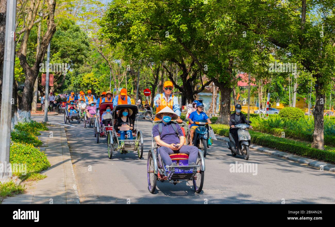 Turisti trasportati dalla città imperiale con Rickshaws, Hue, Vietnam Foto Stock