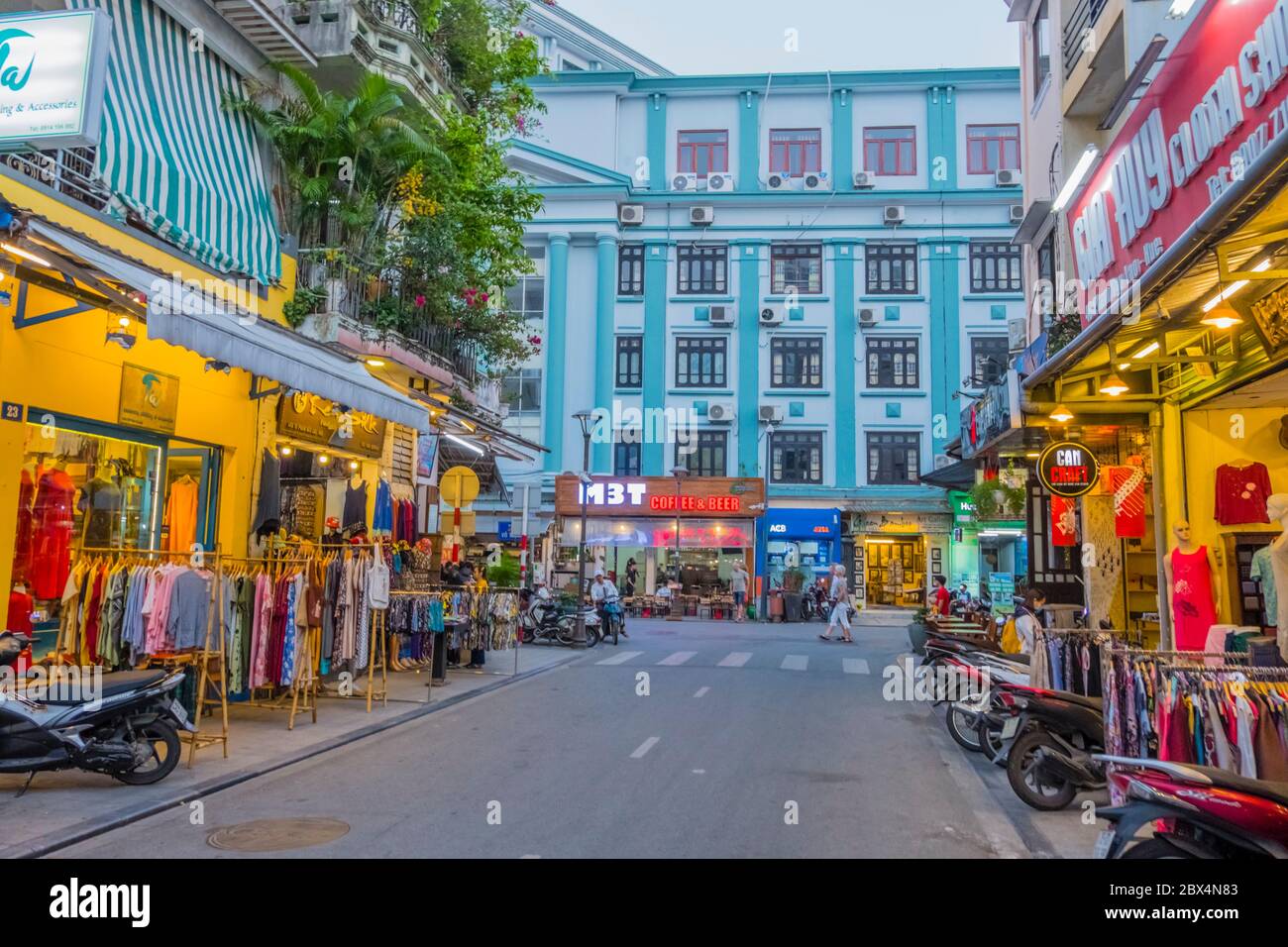 Angolo di Phan Ngu Lao e Vo Thi Sau strade, zona della vita notturna, Hue, Vietnam Foto Stock