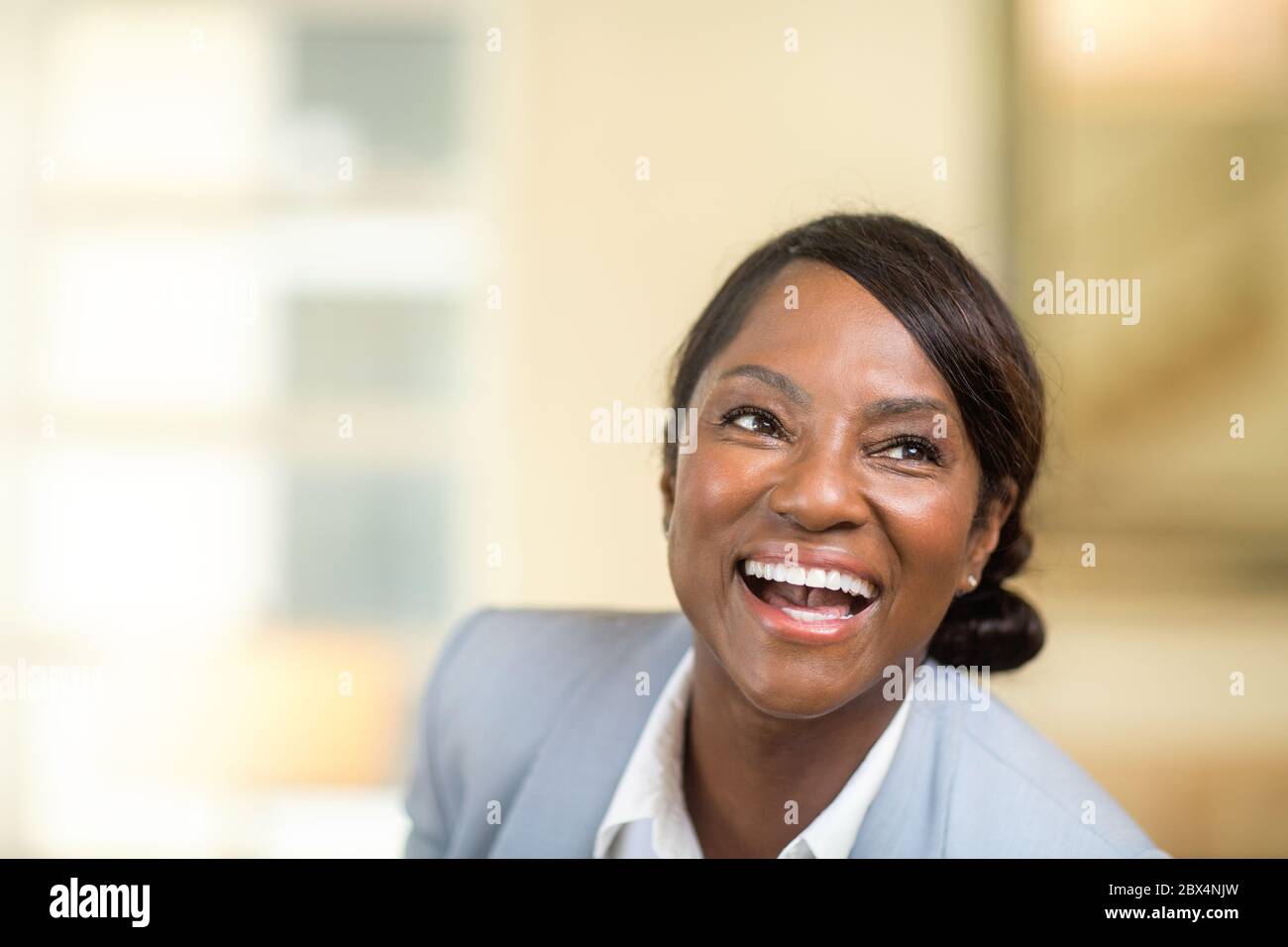 Ritratto di una donna matura sana e anziana felice e sorridente. Foto Stock