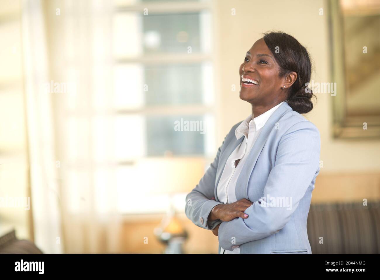 Ritratto di una donna matura sana e anziana felice e sorridente. Foto Stock