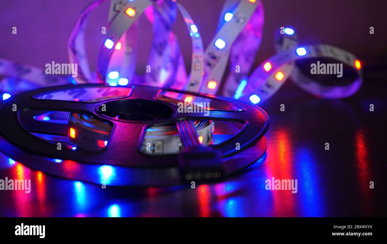 Striscia LED e bobina diod - luce viola su sfondo nero Foto Stock