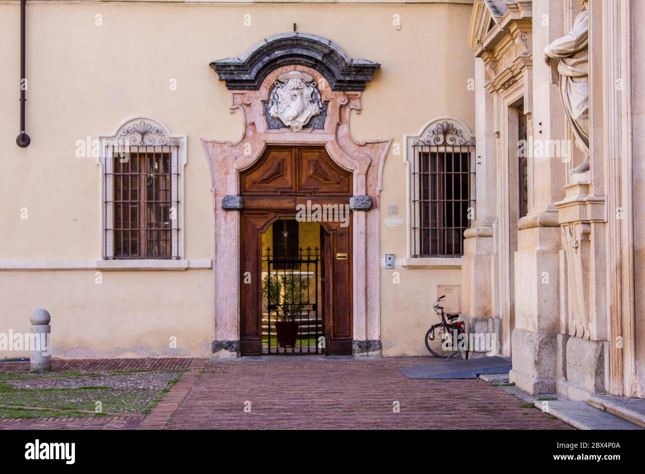Porta sul lato destro della Chiesa di San Giovanni Evangelista, Parma, Italia Foto Stock