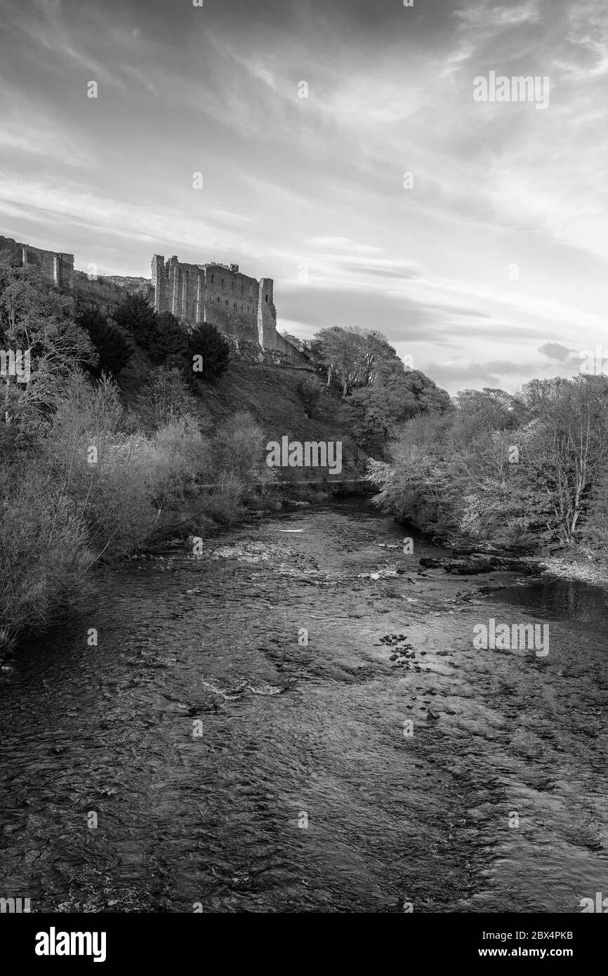 Scolland's Hall, Richmond Castle, da Green Bridge, Richmond, North Yorkshire, Inghilterra, Regno Unito. Versione in bianco e nero Foto Stock