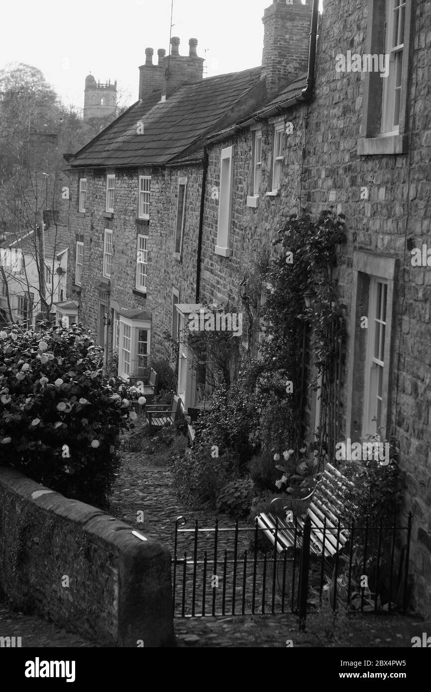 Cornforth Hill, una stretta corsia pedonale a Richmond, North Yorkshire, Inghilterra, Regno Unito. Versione in bianco e nero Foto Stock