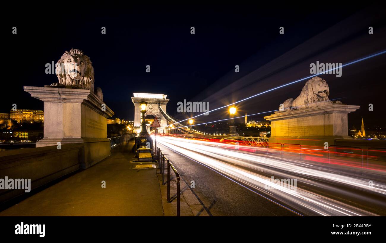 Traffico sul ponte delle catene Szechenyi sul Danubio a Budapest, Ungheria Foto Stock
