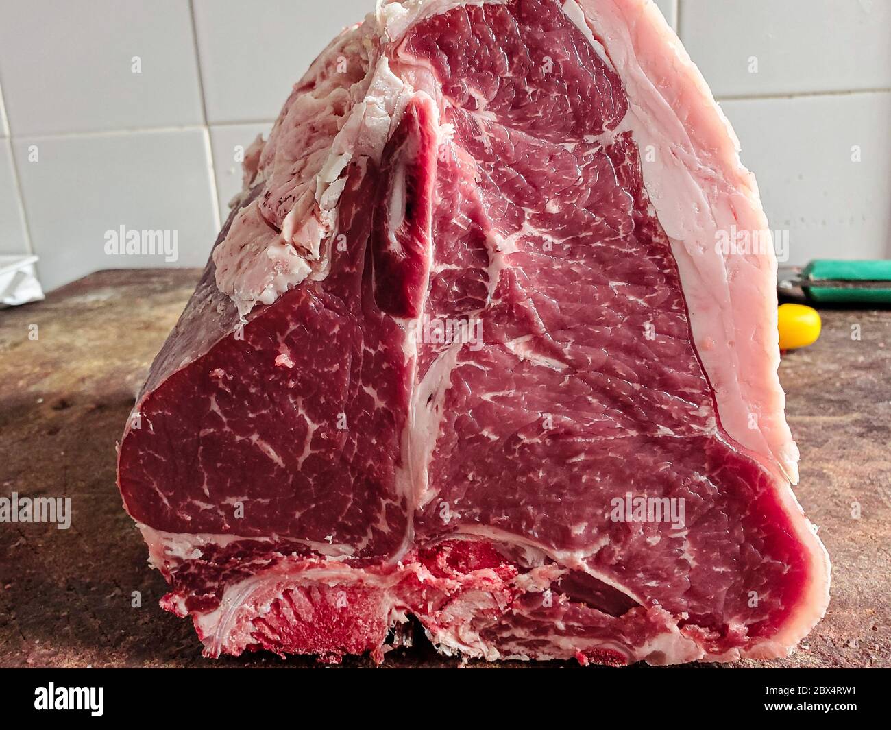 Bistecca di manzo crudo tagliata a t-bone nel macellaio, vera mucca italiana Foto Stock