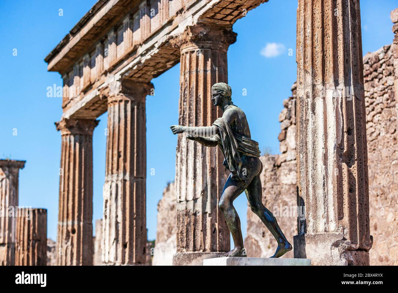 Pompei, Napoli, Italia. Rovine dell'antico tempio di Apollo con statua in bronzo di Apollo. Foto Stock