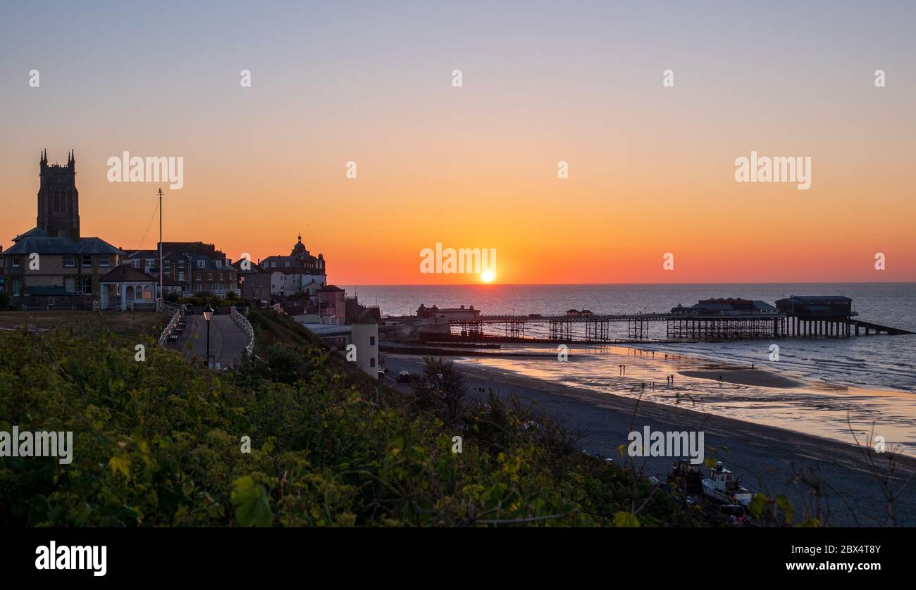 Città e molo di Cromer al tramonto. Foto Stock