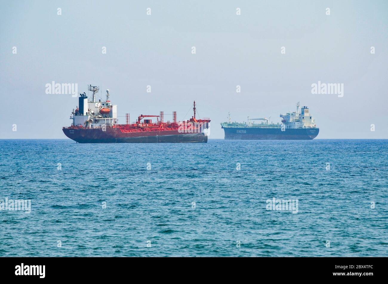 Due petroliere chimiche/petrolifere ancorate al largo della costa meridionale di Cipro vicino a Larnaca, 2009. Mare Chem di Panama (a sinistra) e Minerva Rita di Valletta. Chem s mare Foto Stock