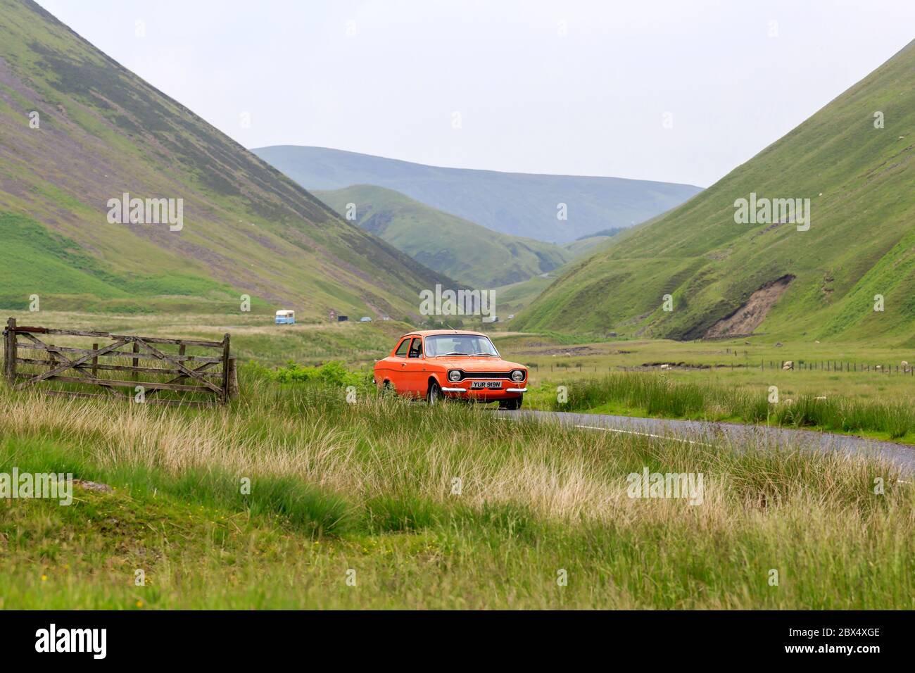 MOFFAT, SCOZIA - 29 GIUGNO 2019: 1974 Ford Escort MK1 RS2000car in un rally auto classico in rotta verso la città di Moffat, Dumfries e Galloway Foto Stock