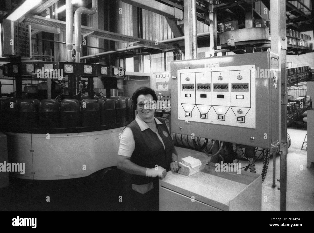 Berlin-Bezirke / industria / 8 / 1983 Jacobs Coffee Roasting Company. La produzione semiautomatica // alimentare / [traduzione automatizzata] Foto Stock