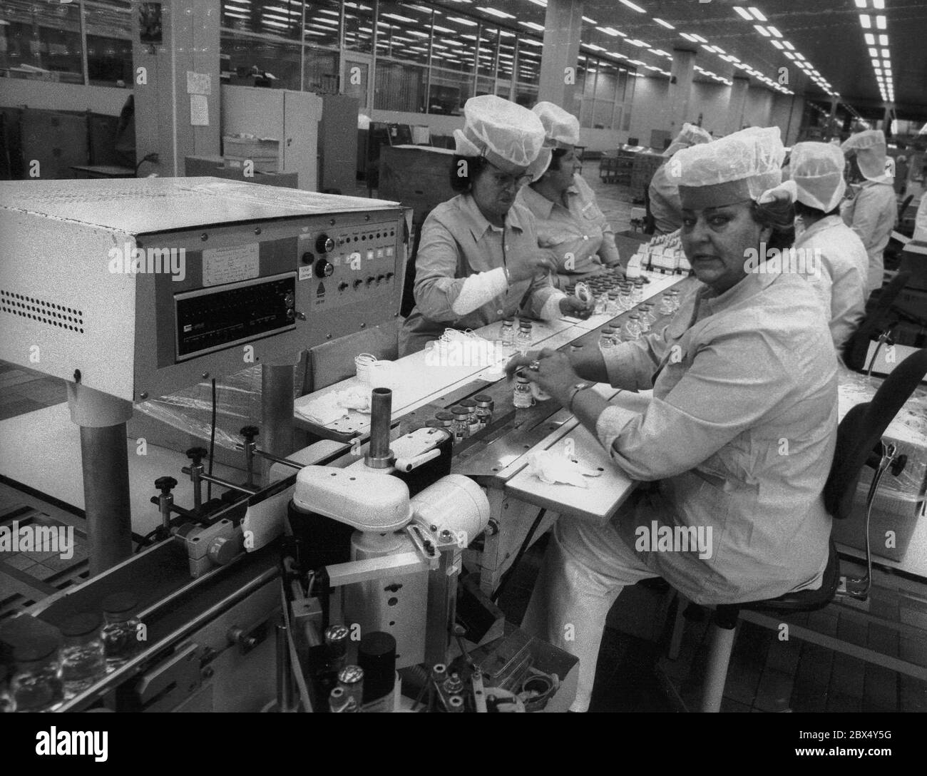 Berlin-Bezirke / industria / 27.9.1984 Berlin-Wedding, fa Schering, confezionamento farmaceutico // prodotti alimentari / [traduzione automatizzata] Foto Stock