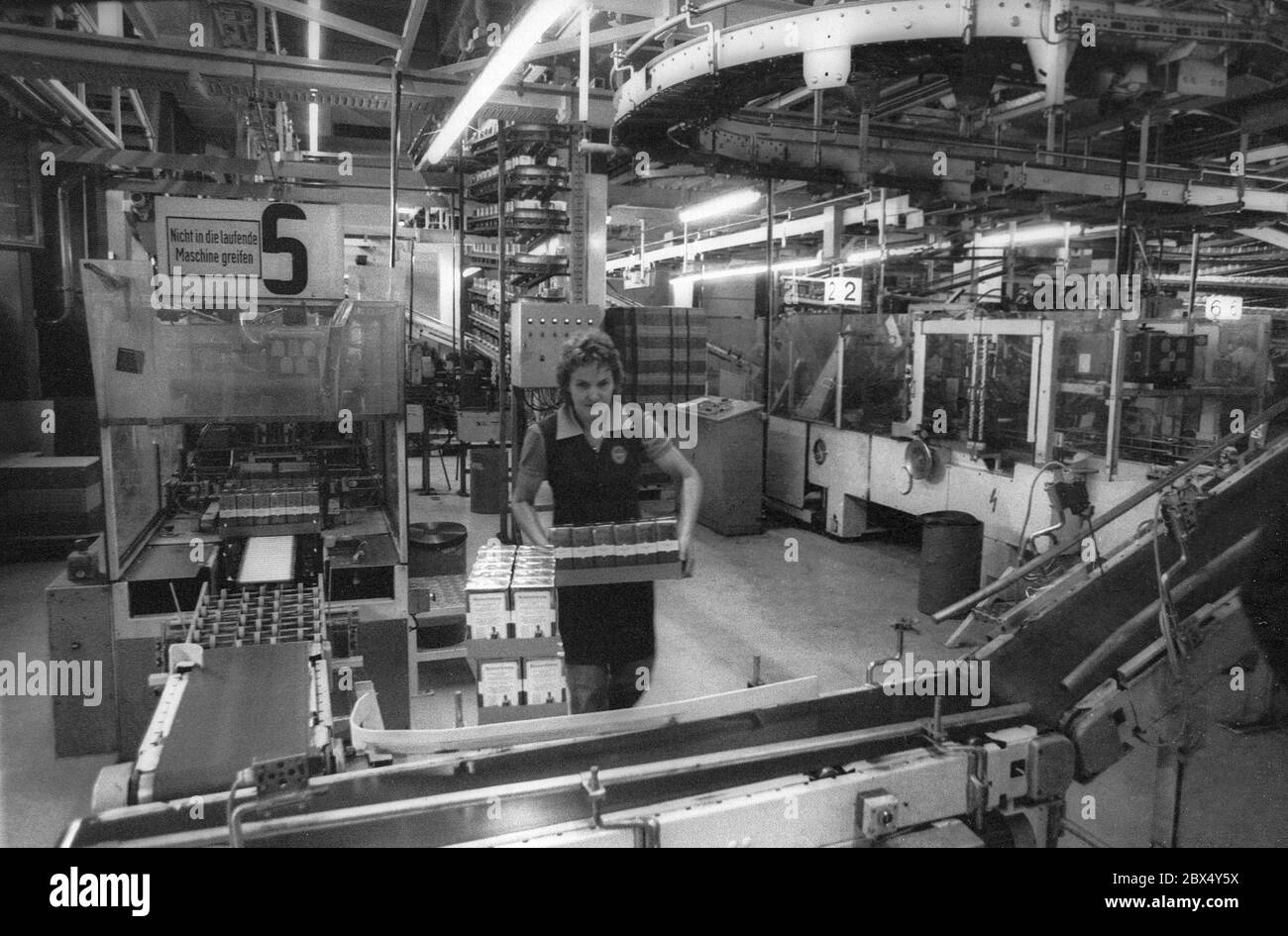 Berlin-Bezirke / industria / 8 / 1983 Jacobs Coffee Roasting Company. La produzione semiautomatica // alimentare / [traduzione automatizzata] Foto Stock